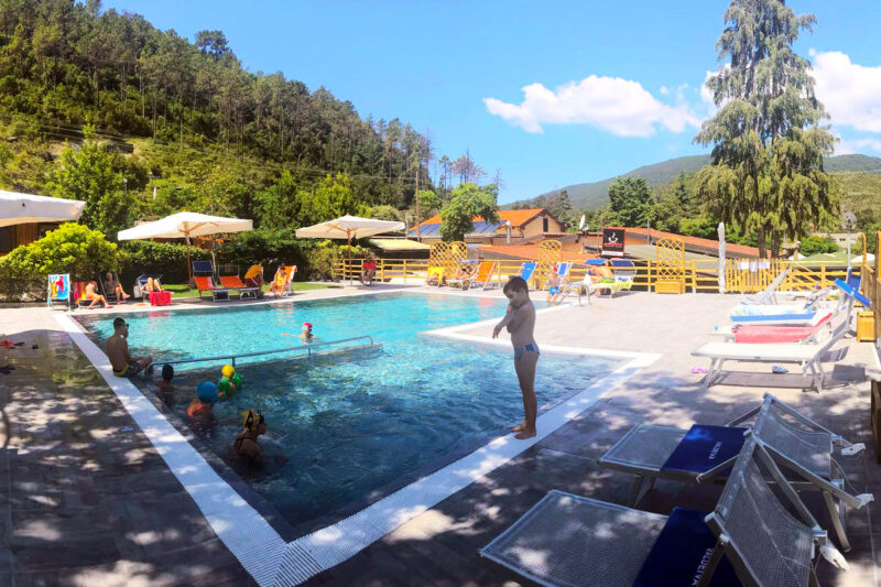 Pool vom Campingplatz mit Liegestühlen und Sonnenschirmen