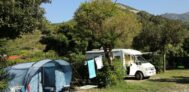 Wohnwagen- und Zeltstellplatz vom Campingplatz mit Blick auf die Berge