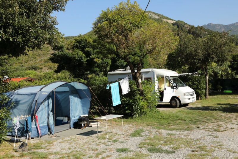 Wohnwagen- und Zeltstellplatz vom Campingplatz mit Blick auf die Berge