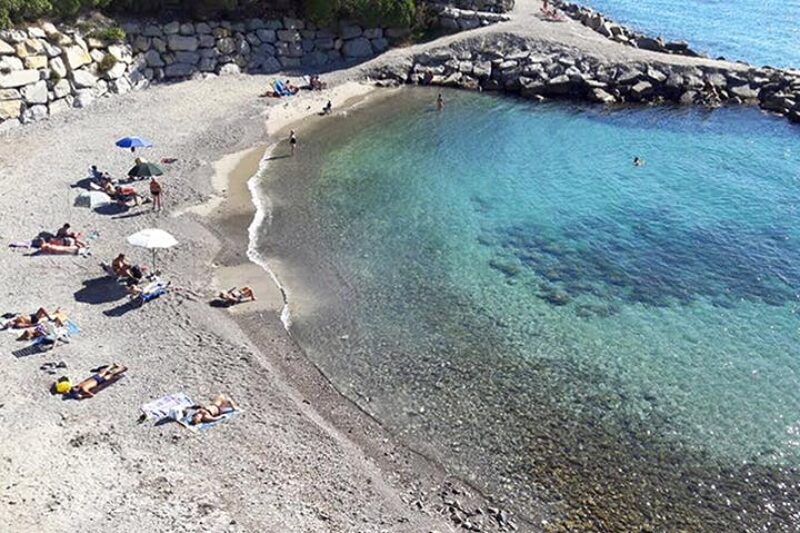 Gäste genießen am Strand in der Sonne