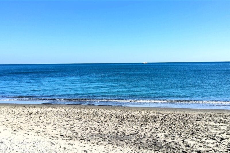 Mediterraner Strand in der Nähe des Campingplatzes