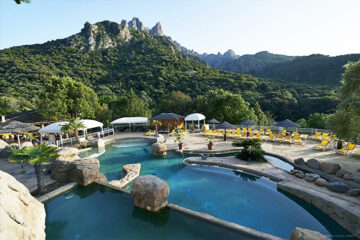 Camping les Oliviers - Poolbereich mit Blick auf die Berge