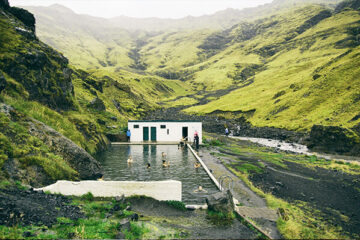 Geheimes Schwimmbad im Tal, Island