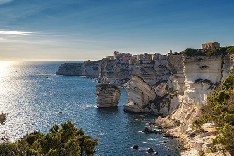 Bonifacio mit seinen Kalkfelsen im Vordergrund