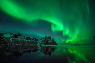 Nordlichter über verschneiten Felsbergen Vestrahorn - Island