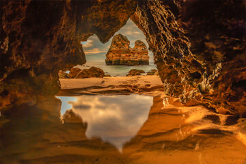 Praia do Camilo, Algarve, Portugal. Blick aus einer Höhle