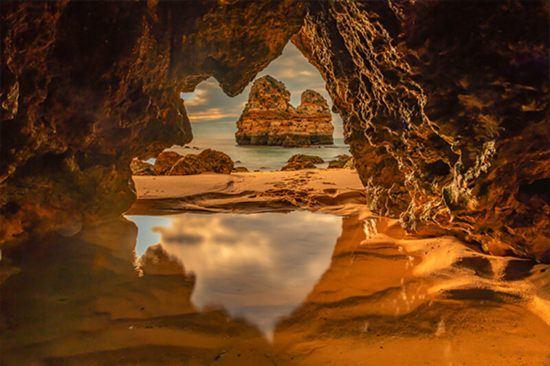 Praia do Camilo, Algarve, Portugal. Blick aus einer Höhle