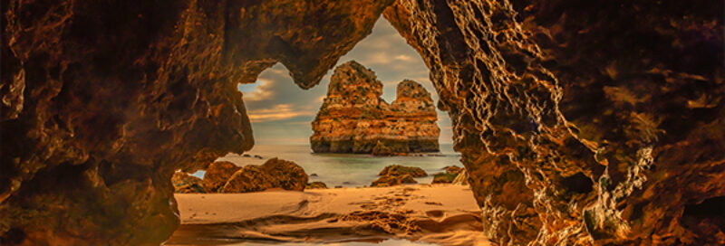 Praia do Camilo, Algarve, Portugal. Blick aus einer Höhle