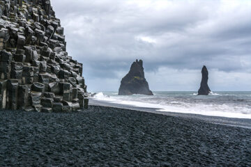 Reynisdrangur am Strand von Reynisfjara, Island