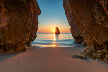 Schöner Traumstrand bei Sonnenaufgang in der Nähe von Lagos, Algarve, Portugal