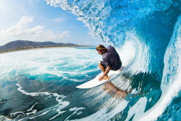 Surfer reitet auf einer Welle, Peniche