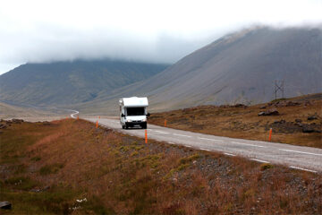 Wohnmobil-auf der-Hauptstraße-in-Island- -Ringstraße-Island-Europa