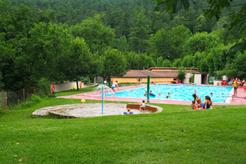 Camping-Moli-Serradell---Pool-vom-Campingplatz-umgeben-von-Baeumen