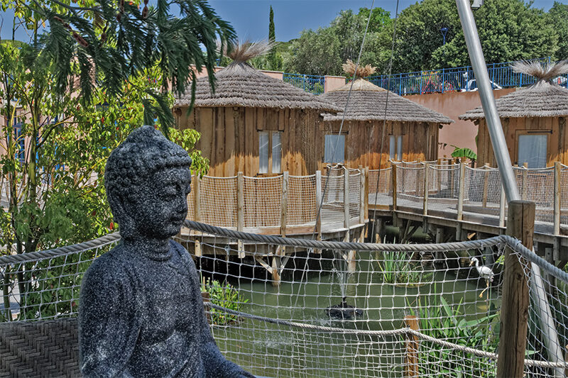 Bungalows am Wasser im Campingplatz © Yelloh! Village Les Tournels