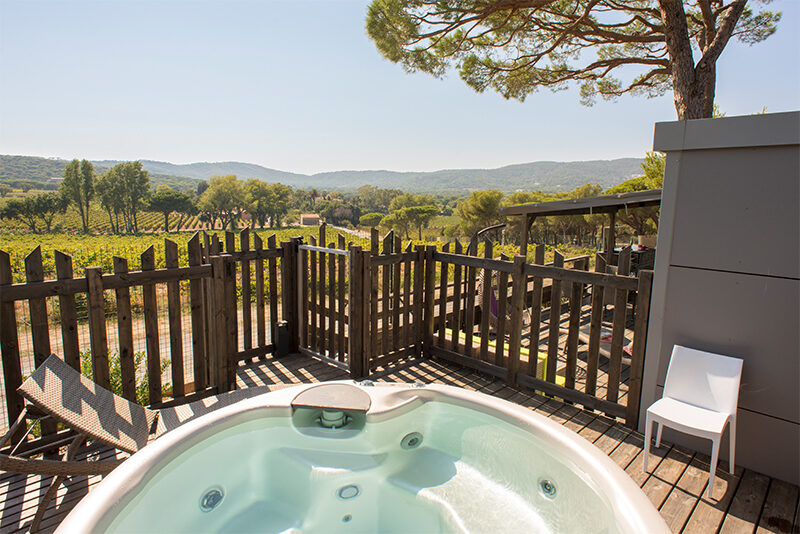 Whirpool auf der Veranda mit dem Blick auf Weingut