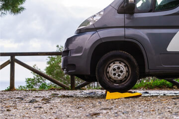 Wohnwagen in WAAGE - Hebekissen versus Auffahrkeil - wer ist besser? -  Unser Test 