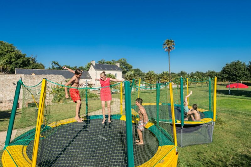 Trampolin für Erwachsene und Kinder auf dem Campingplatz