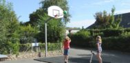 Kinder spielen Basketball auf dem Campingplatz