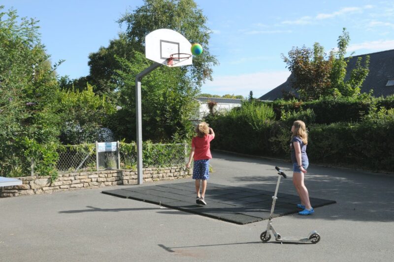 Kinder spielen Basketball auf dem Campingplatz