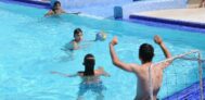 Kinder spielen Wasserball im Swimmingpool