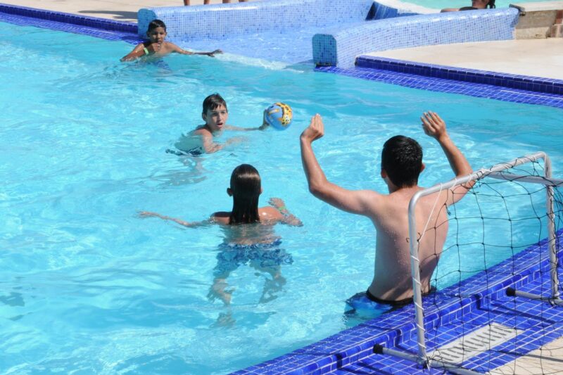 Kinder spielen Wasserball im Swimmingpool