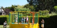 Trampolin für Kinder auf dem Campingplatz