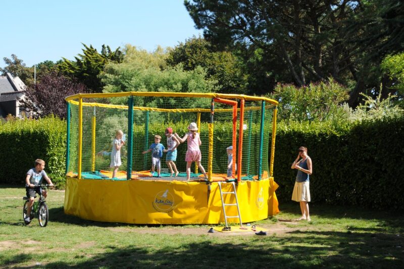 Trampolin für Kinder auf dem Campingplatz