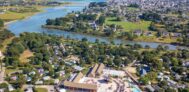 Campingplatz am Fluss in der Nähe vom Atlantischen Ozean in der Bretagne