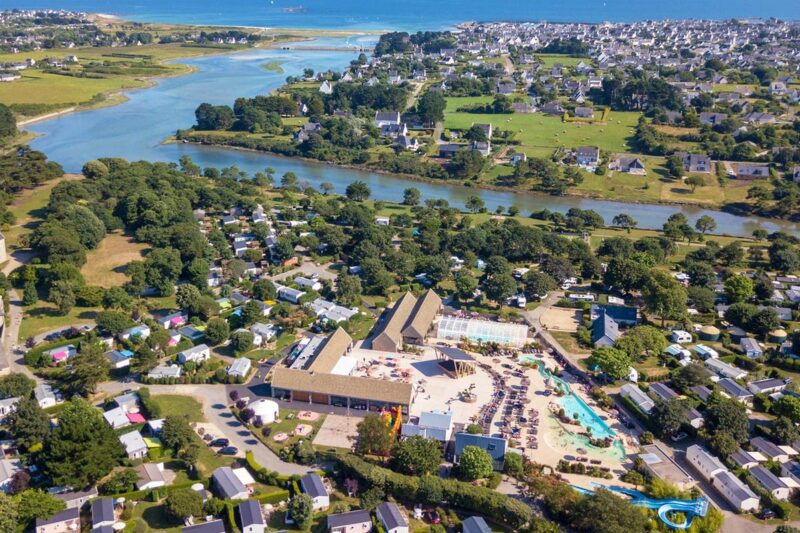 Campingplatz am Fluss in der Nähe vom Atlantischen Ozean in der Bretagne