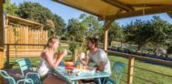 Frühstück auf der Terrasse vom Mobilheim auf dem Campingplatz