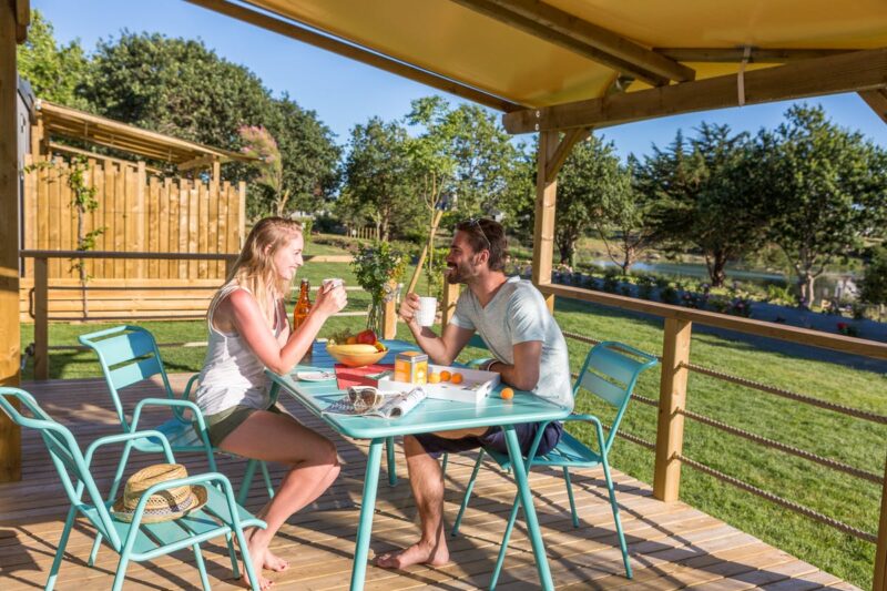 Frühstück auf der Terrasse vom Mobilheim auf dem Campingplatz