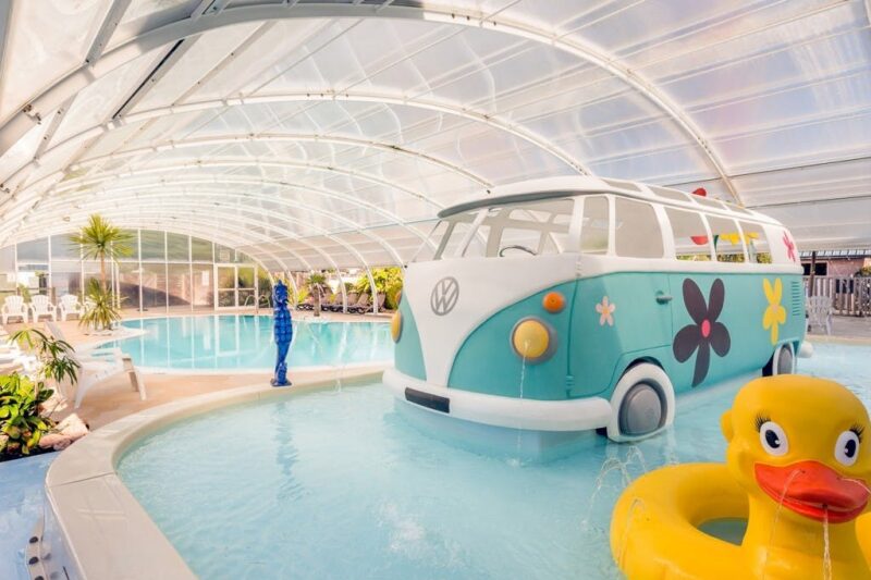 Indoor-Pool vom Campingplatz mit Kinderbecken