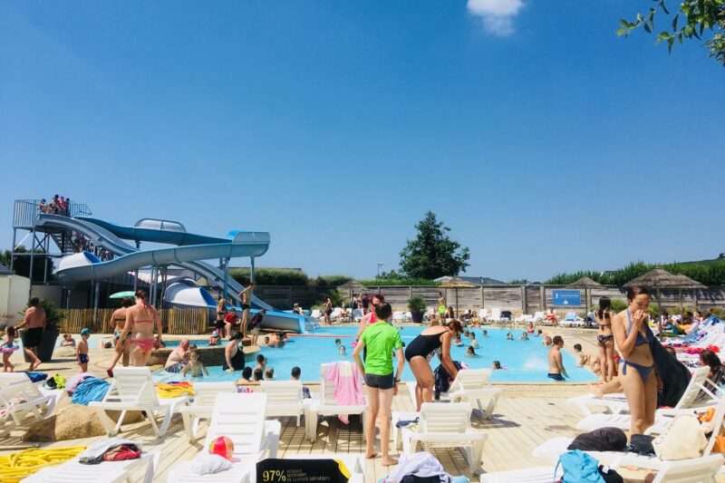 Pool vom Campingplatz mit Liegestühlen in der Sonne