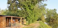 Mobilheim mit Blick auf den See auf dem Campingplatz