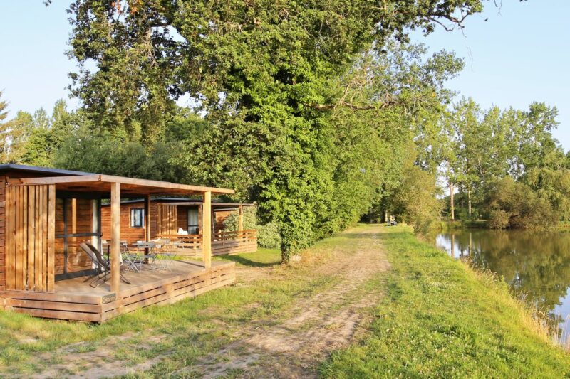 Mobilheim mit Blick auf den See auf dem Campingplatz