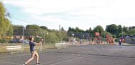 Tennisplatz in der Nähe vom Kinderspielplatz auf dem Campingplatz