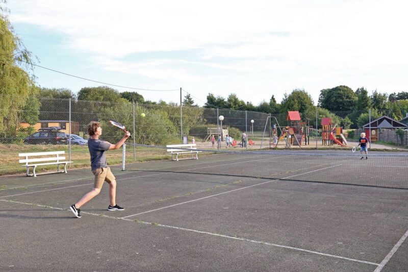 Tennisplatz in der Nähe vom Kinderspielplatz auf dem Campingplatz