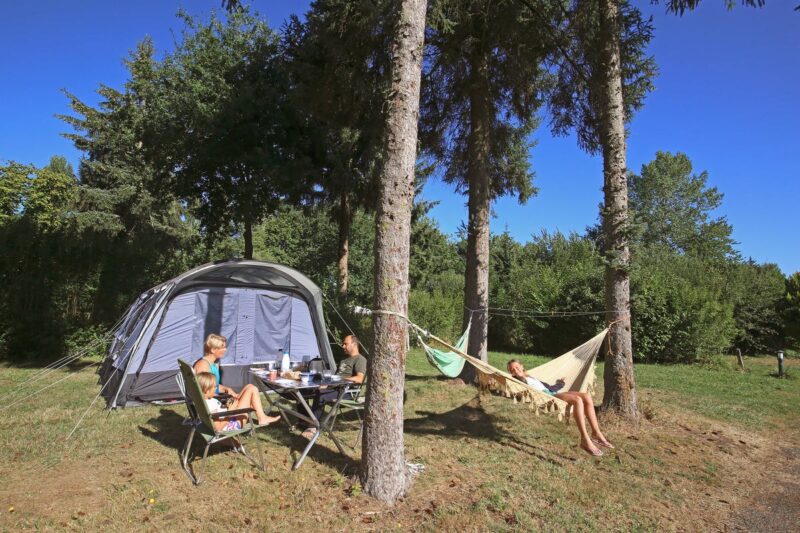 Zeltplatz mit Hängematte zwischen den Bäumen auf dem Campingplatz