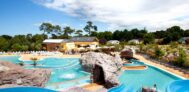 Wasserrutsche am Pool vom Campingplatz, Mobilheime im Hintergrund