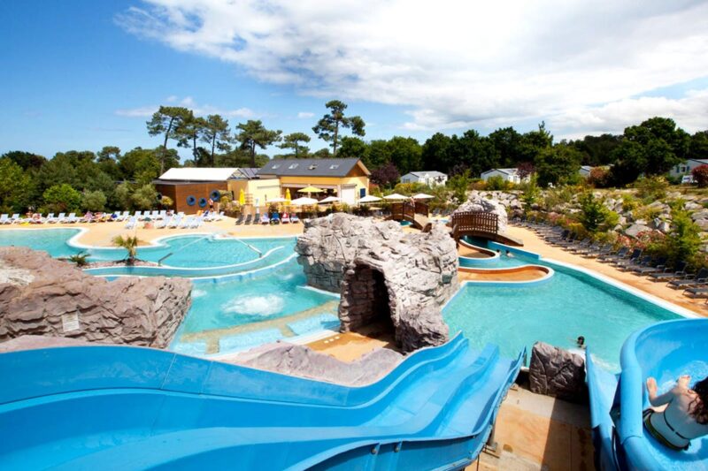 Wasserrutsche am Pool vom Campingplatz, Mobilheime im Hintergrund