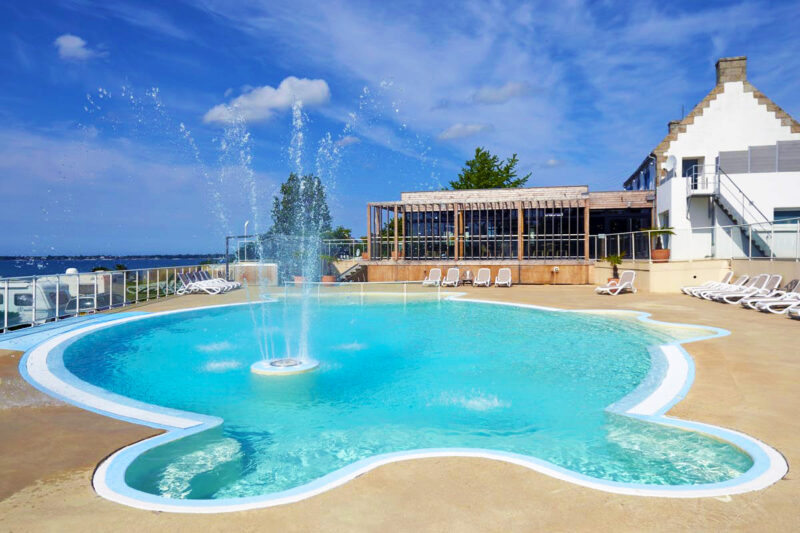 Pool vom Campingplatz mit Liegestühlen in der Sonne