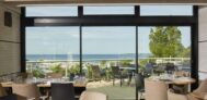 Restaurant vom Campingplatz mit Terrasse und Blick auf den Atlantik