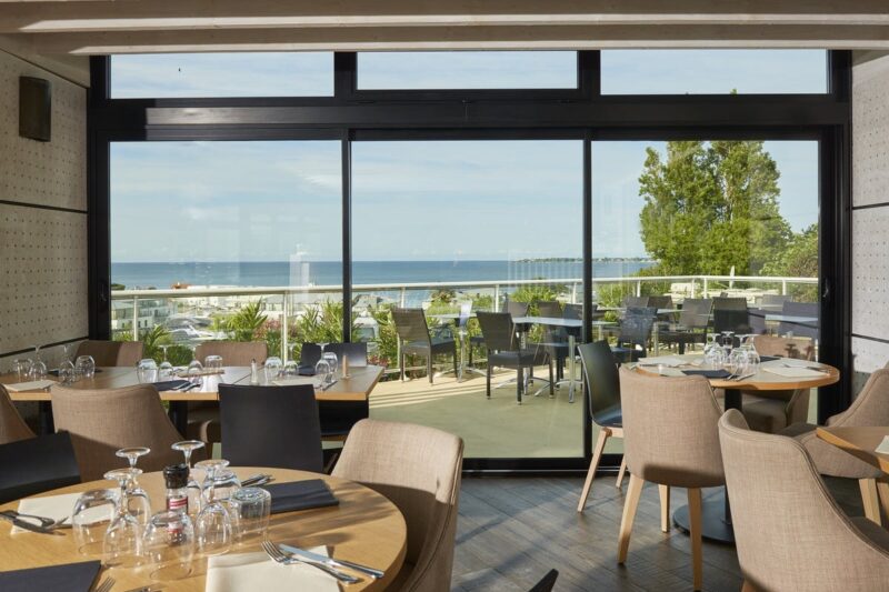 Restaurant vom Campingplatz mit Terrasse und Blick auf den Atlantik