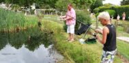 Angeln am Teich auf dem Campingplatz