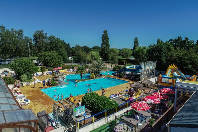 Pool vom Campingplatz mit Liegestühlen in der Sonne