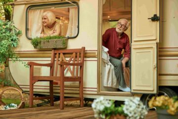 Rentner in einem schönen Wohnmobil