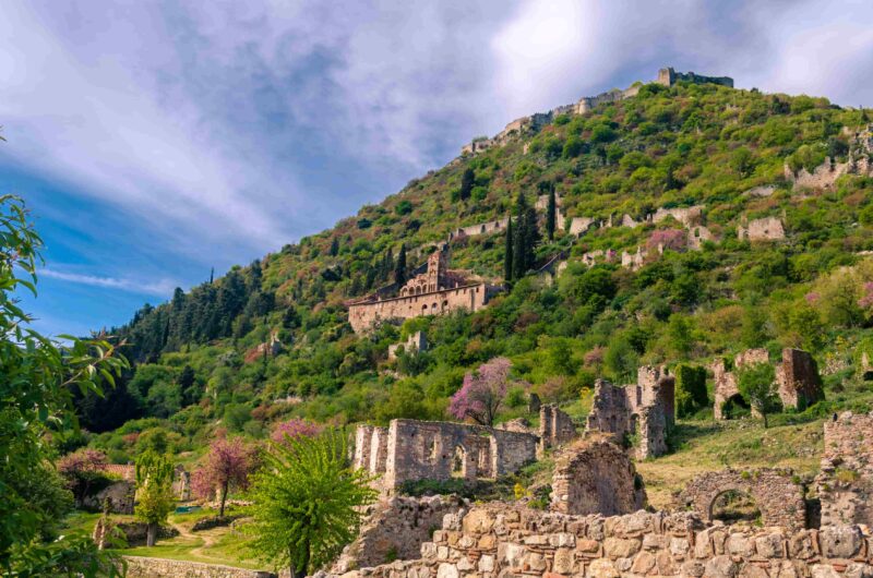 Blick auf die Ruinen der Stadt Mystras, einer der wichtigsten byzantinischen Stätten in Griechenland.