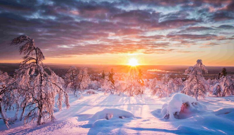 Winterwunderlandlandschaft in Skandinavien bei Sonnenuntergang