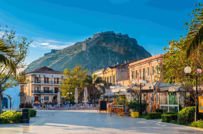 Nafplio, Griechenland - Philellinon-Platz - Der historische Platz der Stadt befindet sich in der Altstadt. Die Burg von Palamidi im Hintergrund.