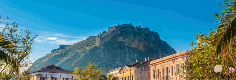 Nafplio, Griechenland - Philellinon-Platz - Der historische Platz der Stadt befindet sich in der Altstadt. Die Burg von Palamidi im Hintergrund.